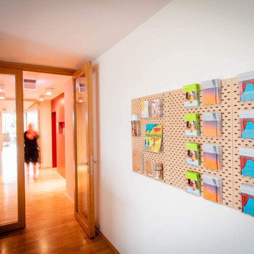 Materialwand und Flur zu den Gästezimmern im Freiraum der Zukunftswerkstatt Frankfurt