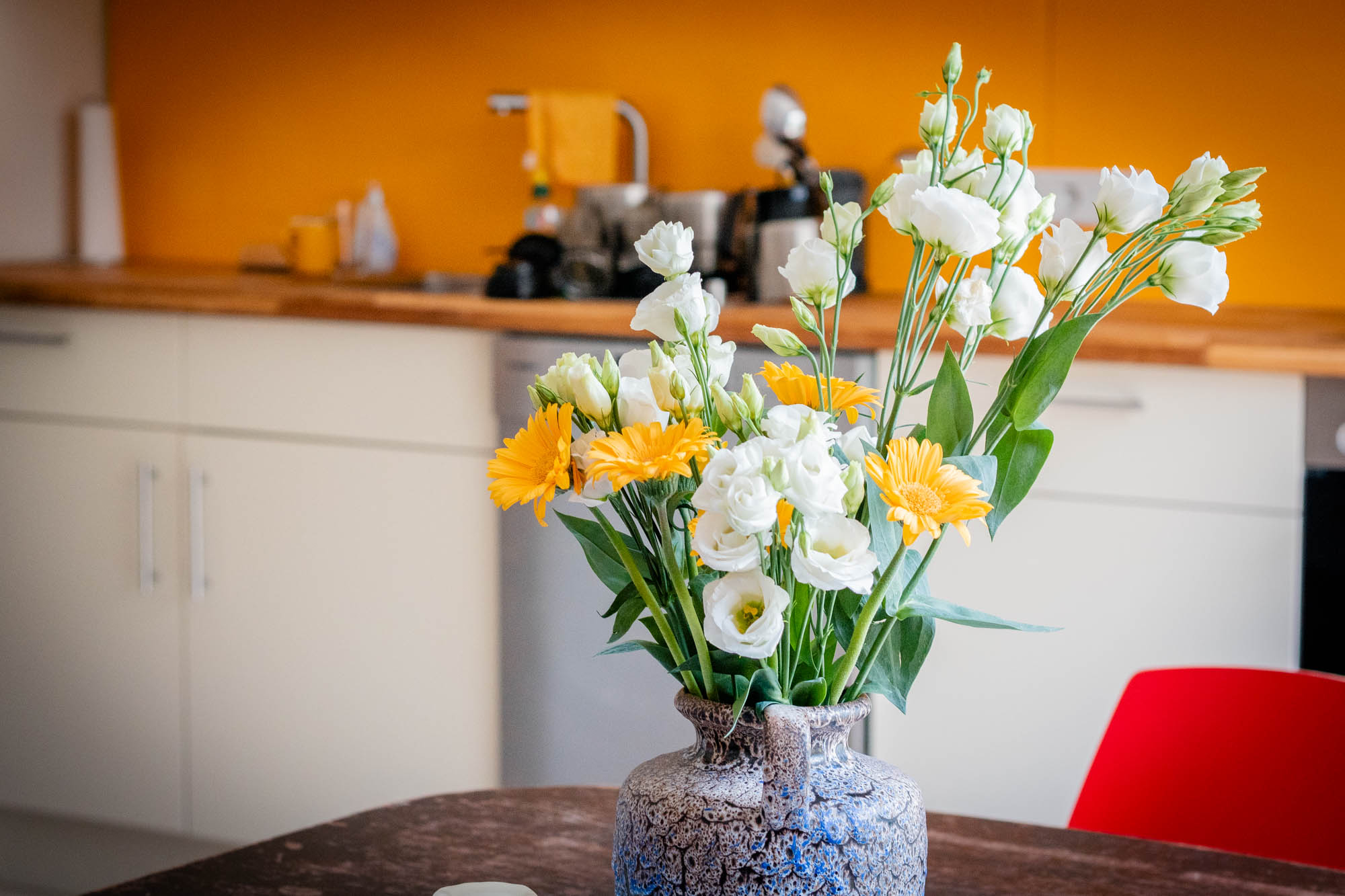 Blumen auf dem Essenstisch in der Gemeinschaftsküche im Freiraum